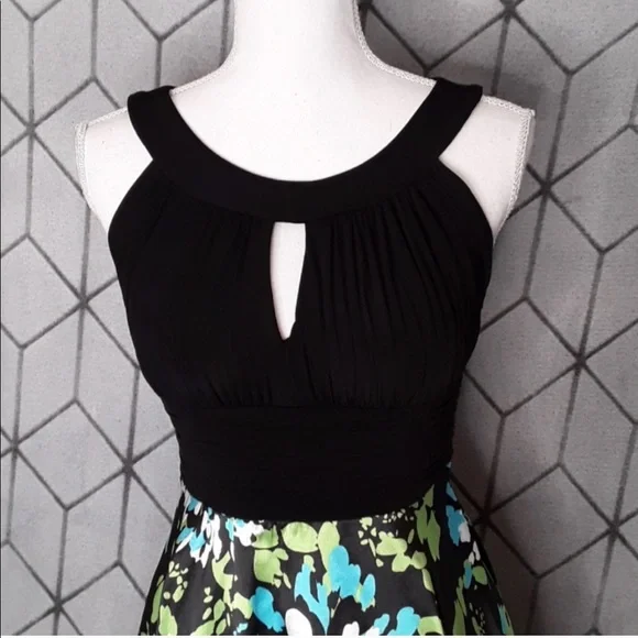 ❄️ Sale! Key Hole Front Gypsy Handkerchief Hem Dress. Size 4 - Picture 3 of 8